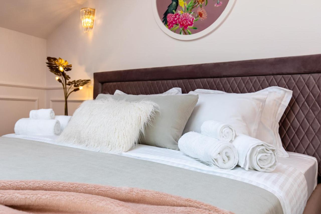 Holt Old Town Luxury Suites بوخارست المظهر الخارجي الصورة
